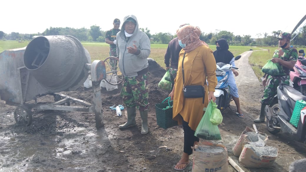 Partisipasi Ibu-ibu Cantik Tamansari Antar Makanan ke Lokasi Kerja