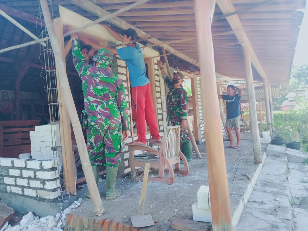 Rumah RTLH Milik Yarman Memasuki Pemasangan Kusen Rumah RTLH Milik Yarman Memasuki Pemasangan Kusen