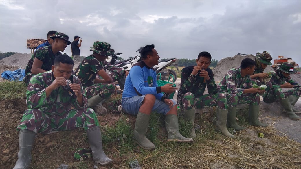 Istirahat Di Manfaatkan Untuk Saling Tukar Pendapat Antar Anggota Satgas TMMD dan Warga Istirahat Di Manfaatkan Untuk Saling Tukar Pendapat Antar Anggota Satgas TMMD dan Warga