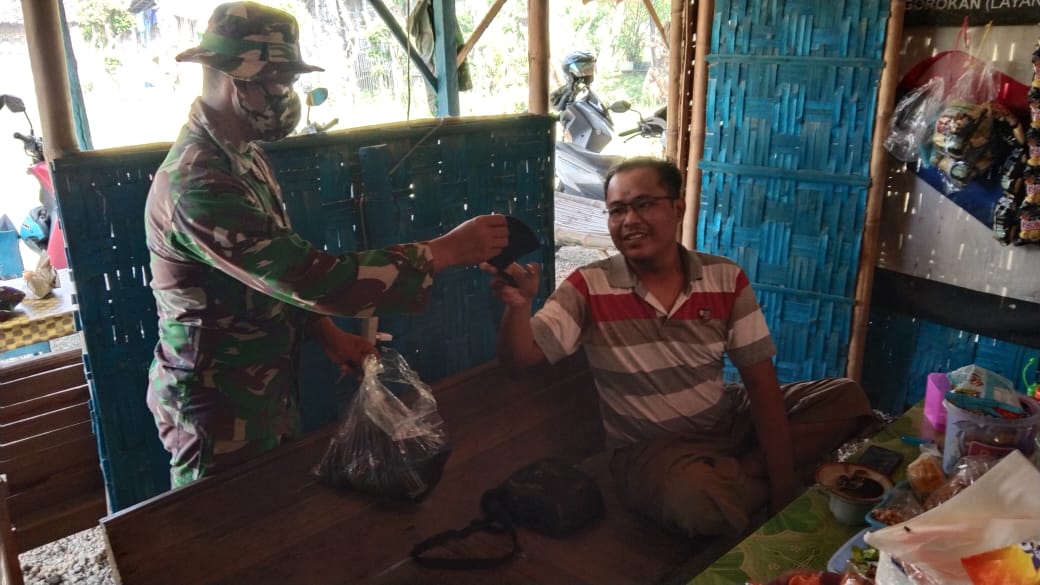 Pengunjung Warung Kaget Di Datangi TNI