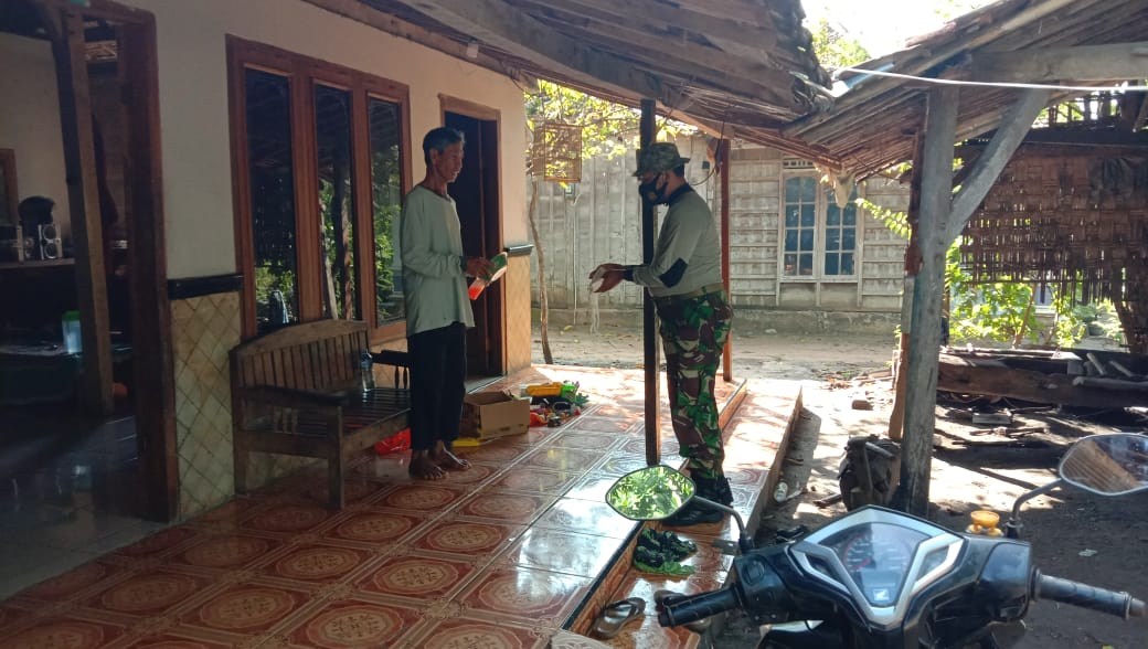 Kepedulian Anggota Satgas Membagikan Masker Kepada Warga Desa Tamansari Kepedulian Anggota Satgas Membagikan Masker Kepada Warga Desa Tamansari