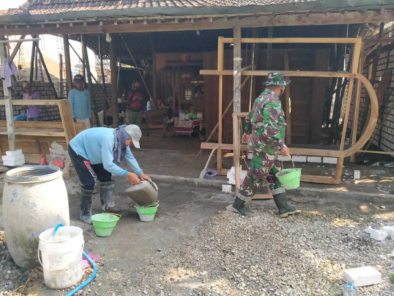 Gigih Dan Ulet Saat Bekerja, tak kenal Lelah Demi Sebuah Rumah Impian Gigih Dan Ulet Saat Bekerja, tak kenal Lelah Demi Sebuah Rumah Impian