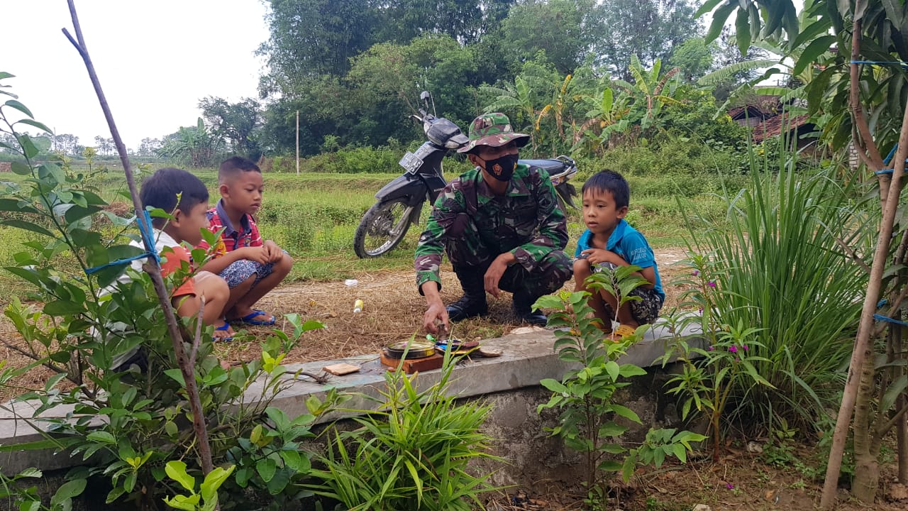 Ajak Anak-anak Bercerita, Anggota Satgas TMMD Sisipkan Pemahaman Tentang Prokes