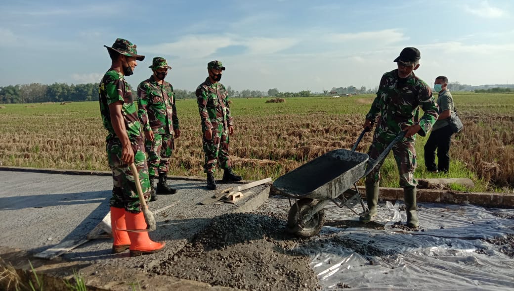 Tinjau Lokasi Rabat Beton, Kasdim 0718/Pati Apresiasi Semangat Warga dan Anggota Satgas TMMD