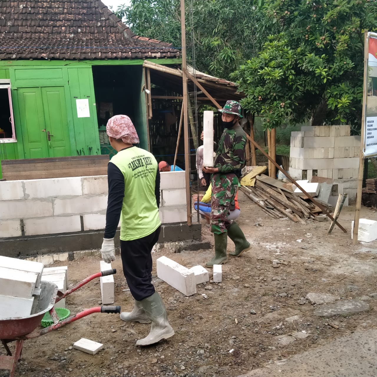 TMMD Adalah Program Kemanusiaan, Kemanunggalan TNI Dengan Rakyat Adalah Tujuan. TMMD Adalah Program Kemanusiaan, Kemanunggalan TNI Dengan Rakyat Adalah Tujuan.