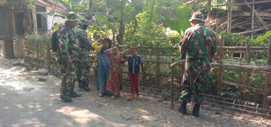 Kedatangan Satgas TMMD Kodim Pati disambut gembira masyarakat desa Tamansari dan anak-anak.