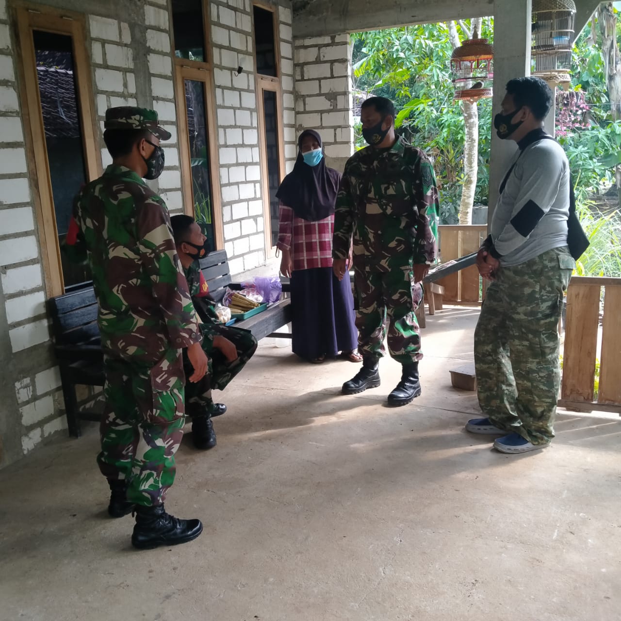Rumah Siswati Dukuh Pandahan Didatangi Anggota TNI Rumah Siswati Dukuh Pandahan Didatangi Anggota TNI