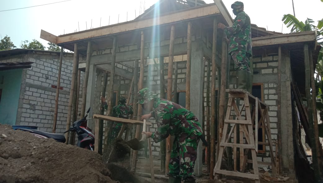 Semangat Prajurit TNI Rehab RTLH di Tamansari