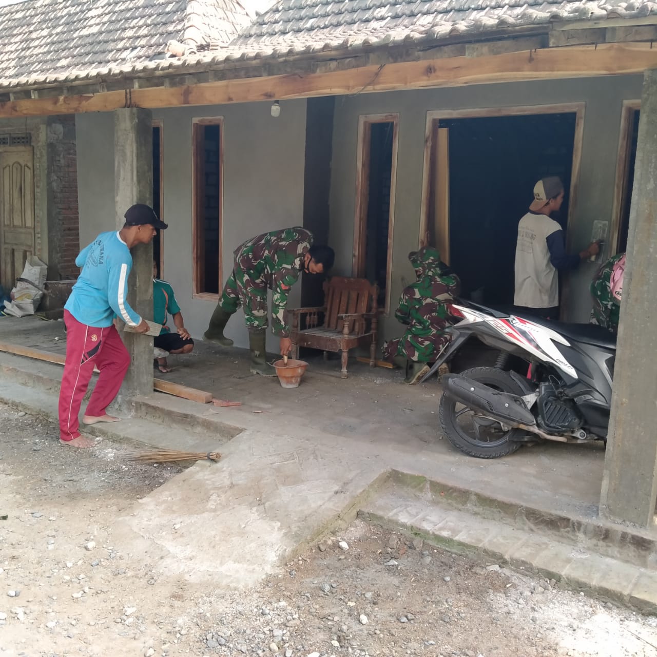 Pelapisan Acian Dilakukan Tim Bedah Rumah RTLH Agar Hasil Plesternya Halus Pelapisan Acian Dilakukan Tim Bedah Rumah RTLH Agar Hasil Plesternya Halus