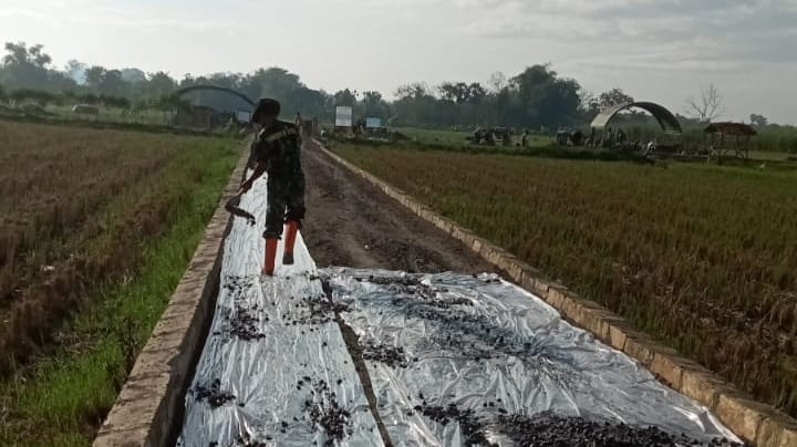 Satgas TMMD Lakukan Antisipasi Plastik Cor Agar Tidak Terbawa Angin Kencang