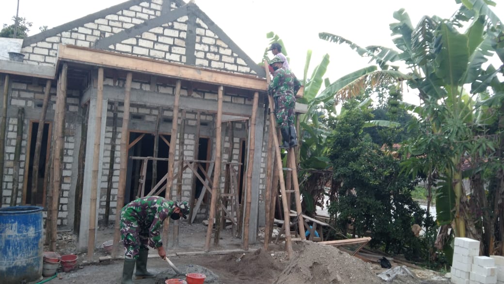 Kebut Bangunan RTLH Satgas TMMD Cor Kuda Kuda Atas Kebut Bangunan RTLH Satgas TMMD Cor Kuda Kuda Atas