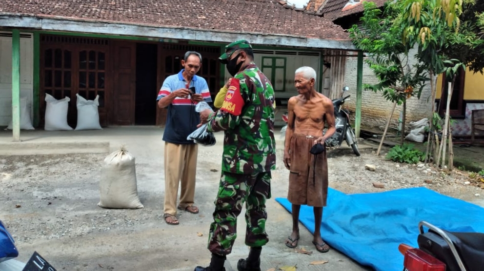 Peduli Covid-19, Satgas TMMD Bagikan Masker Kepda Warga Peduli Covid-19, Satgas TMMD Bagikan Masker Kepda Warga