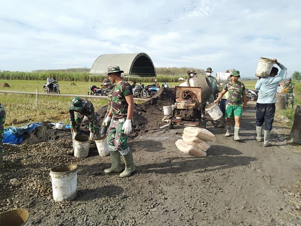 TNI Bersama Masyarakat Terus Bekerja Keras Menyelesaikan Betonisasi TNI Bersama Masyarakat Terus Bekerja Keras Menyelesaikan Betonisasi