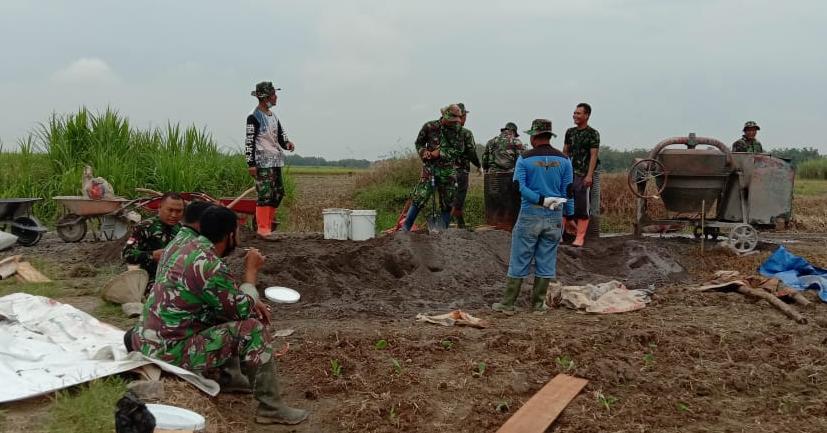 Kekompakan Tim Satgas TMMD Melakukan Pengecoran Jalan Kekompakan Tim Satgas TMMD Melakukan Pengecoran Jalan