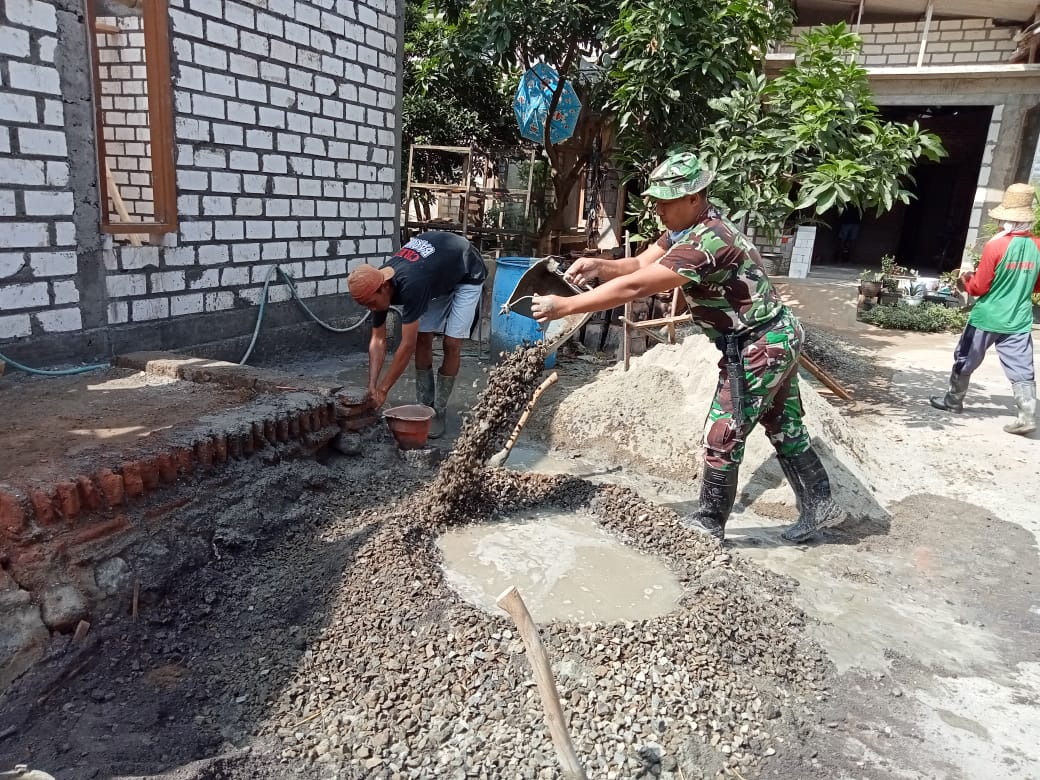 Dengan Terampil Prajurit TNI Mengolah Pasir Dan Koral Menjadi Adukan Cor. Dengan Terampil Prajurit TNI Mengolah Pasir Dan Koral Menjadi Adukan Cor.