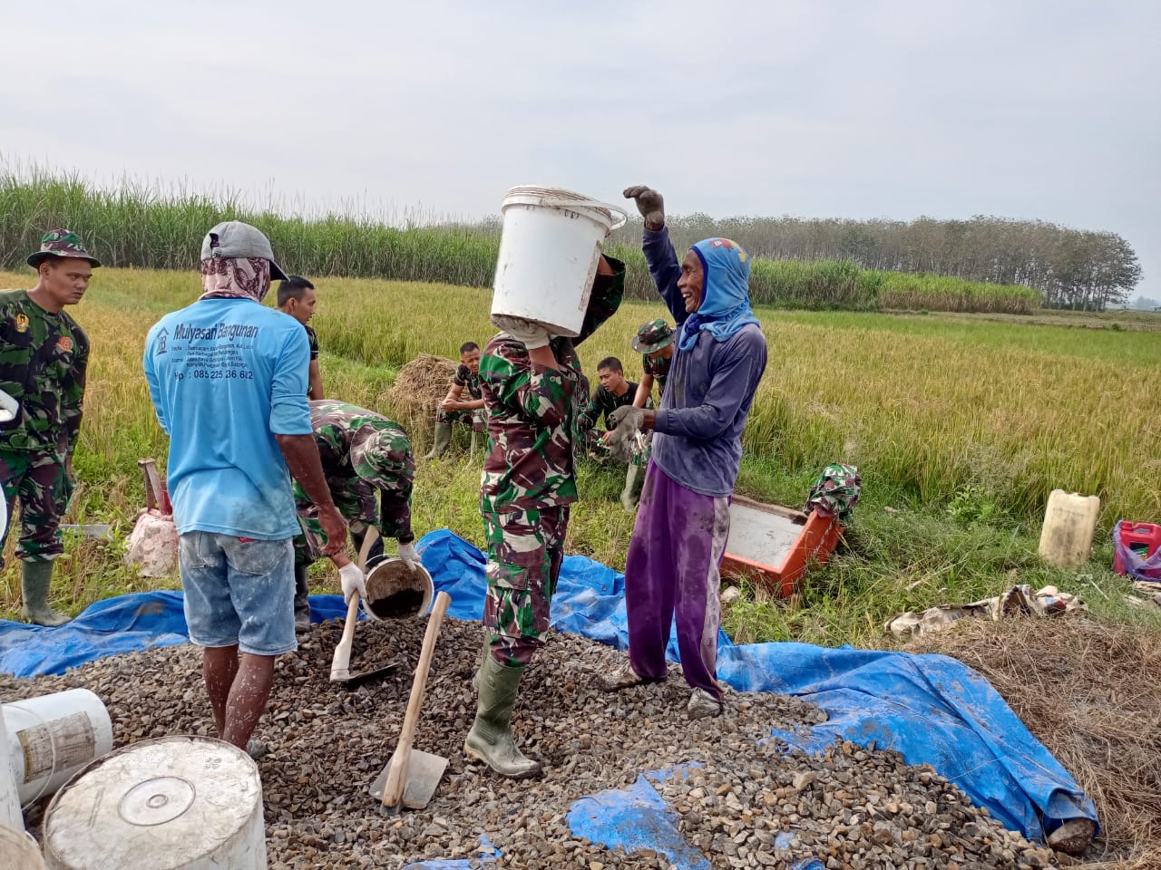 Kehadiran Satgas TMMD Kodim 0718/Pati, Mempererat Jalinan Kerakraban TNI Dengan Masyrakat Kehadiran Satgas TMMD Kodim 0718/Pati, Mempererat Jalinan Kerakraban TNI Dengan Masyrakat