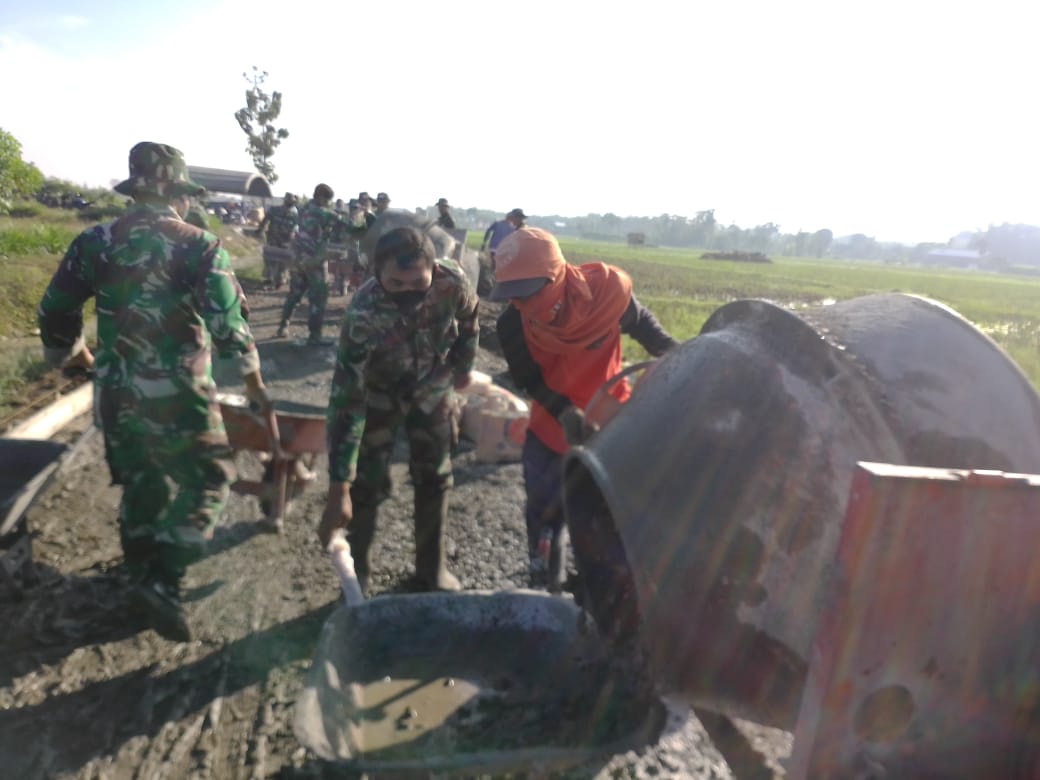 Putaran Roda Angkong Tim Satgas TMMD Kebut Kegiatan Betonisasi Jalan Desa Tamansari