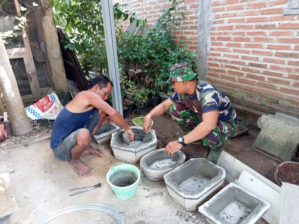 Pot Bunga Untuk Taman Depan Balai Desa Tamansari Dibuat Secara Mandiri. Pot Bunga Untuk Taman Depan Balai Desa Tamansari Dibuat Secara Mandiri.