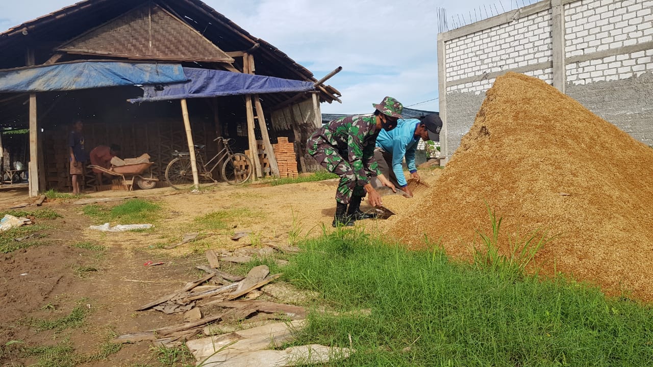 Disela Istirahat Anggota Satgas TMMD Belajar Membuat Batu Bata Tradisional