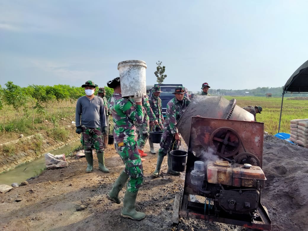 Kejar Target Mesin Molen TMMD Terus Berputar Aduk Material Batu Koral, Semen Dan Pasir Kejar Target Mesin Molen TMMD Terus Berputar Aduk Material Batu Koral, Semen Dan Pasir
