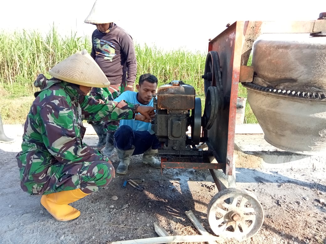 Kesigapan Anggota Satgas Dan Warga Perbaiki Mesin Molen Yang Rusak.