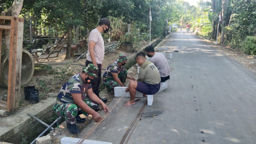 Polisi Juga Ikut bantu Rehab RTLH di Lokasi TMMD Polisi Juga Ikut bantu Rehab RTLH di Lokasi TMMD