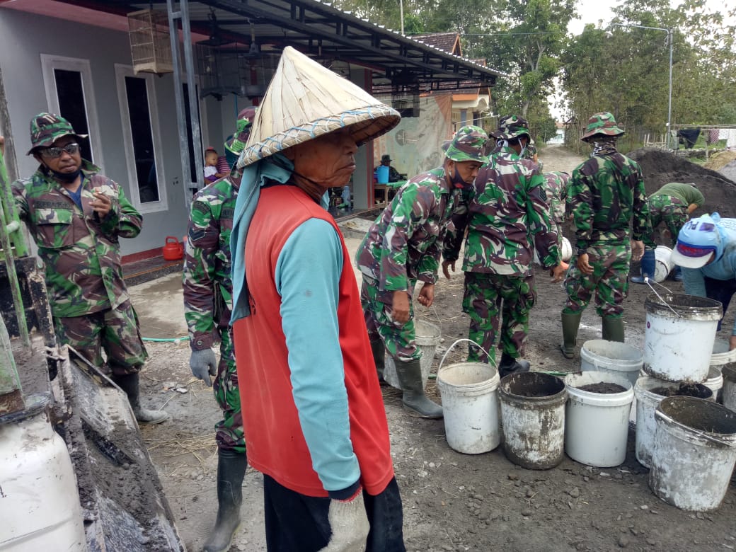 Turut Berjuang Bersama TNI,Mbah Ngarji Bergabung Di Sektor Betonisasi Jalan Turut Berjuang Bersama TNI,Mbah Ngarji Bergabung Di Sektor Betonisasi Jalan
