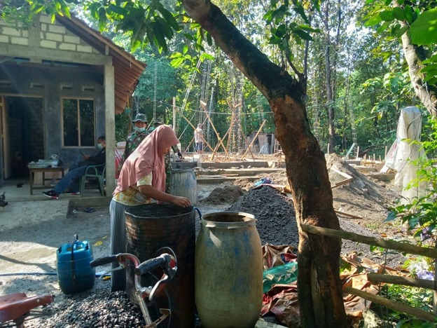 Seorang Ibu Dilokasi TMMD Ikut Berpartisipasi dalam Kegiatan TMMD Seorang Ibu Dilokasi TMMD Ikut Berpartisipasi dalam Kegiatan TMMD