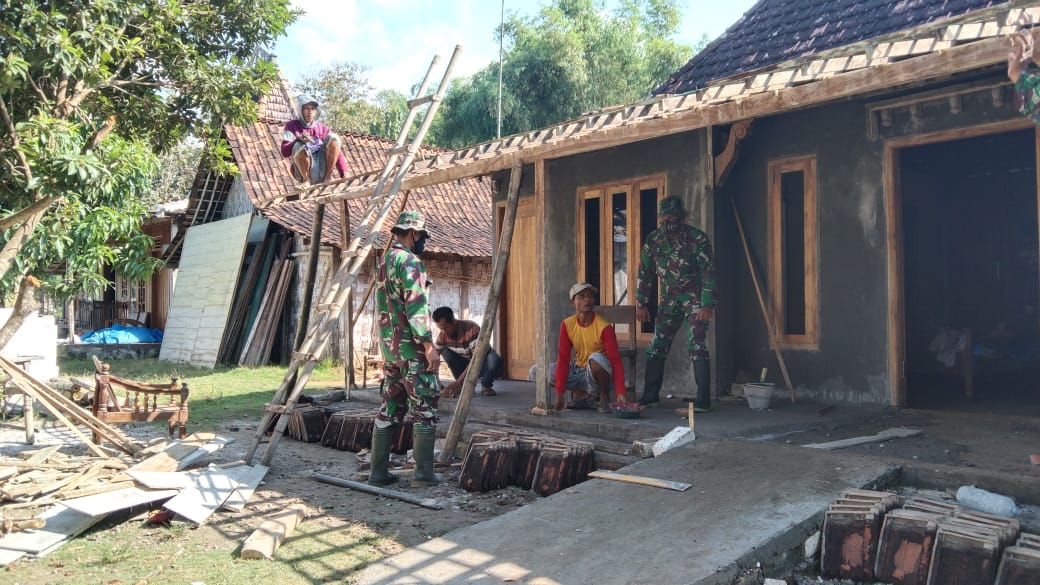 Perehapan RTLH Milik Sukur Masuk Tahap Pemasangan Genteng