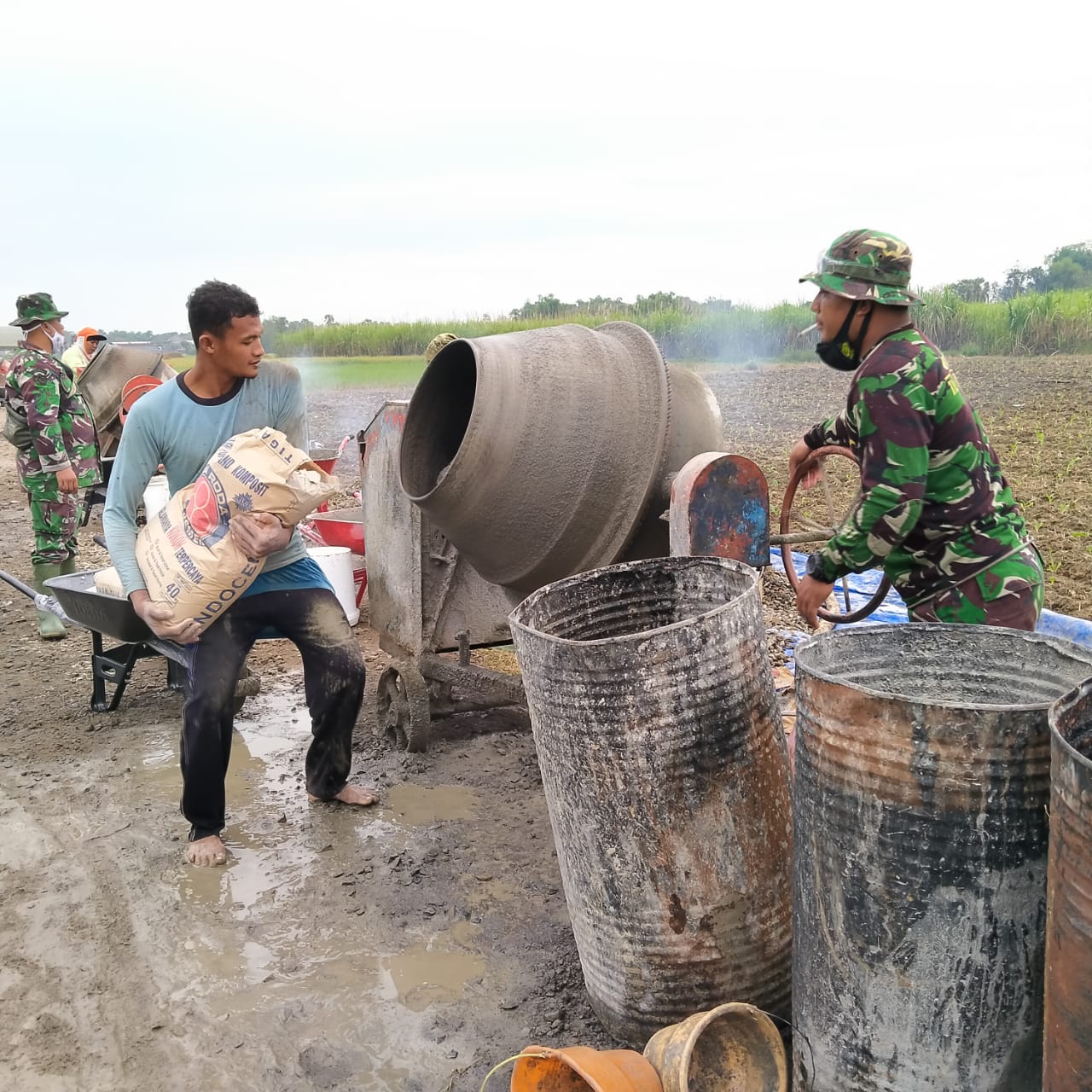 Personel Tim Satgas TMMD Kodim 0718/Pati Dan Warga Tetap Semangat, Biarpun Peluh Bercucuran Personel Tim Satgas TMMD Kodim 0718/Pati Dan Warga Tetap Semangat, Biarpun Peluh Bercucuran