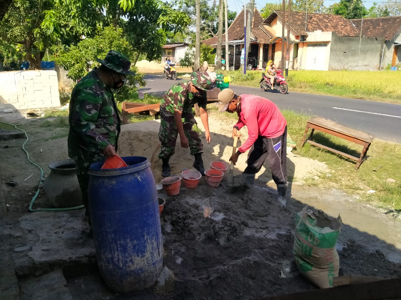 Dirumah Sutinah, Suyono Bergelut Adukan Semen Dengan Satgas TMMD Karna RTLH