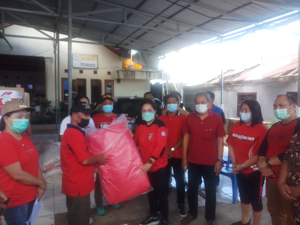Kadis Sosial Provinsi Sulawesi Utara Serahkan Bantuan di Tumaluntung Tareran