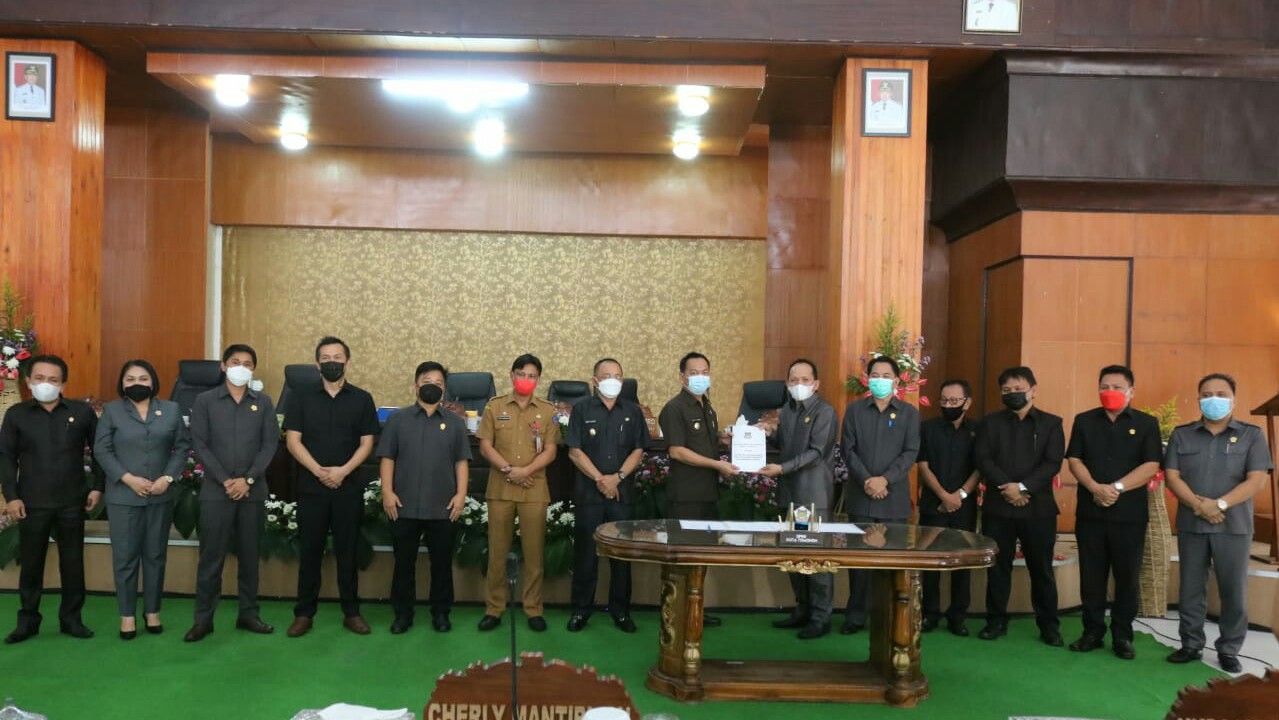 Dihadiri Caroll-Wenny, DPRD Tomohon Sahkan Ranperda Prasarana Sarana Utilitas Umum Perkim