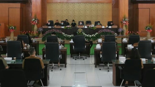 Walikota Caroll Tanggapi Pendapat Fraksi Soal Ranperda RPPLH Pada Paripurna DPRD Tomohon