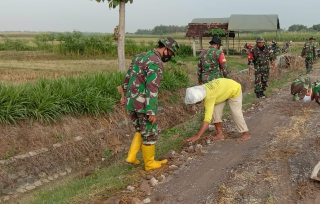 Setelah Diguyur Hujan Semalam, Jalan Di Sasaran Pokok TMMD Desa Tamansari Kembali Dipadatkan