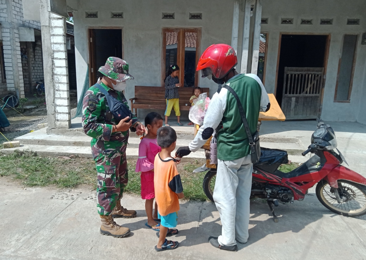 Serda Fajar Traktir Es Cream Anak-anak Desa Tamansari