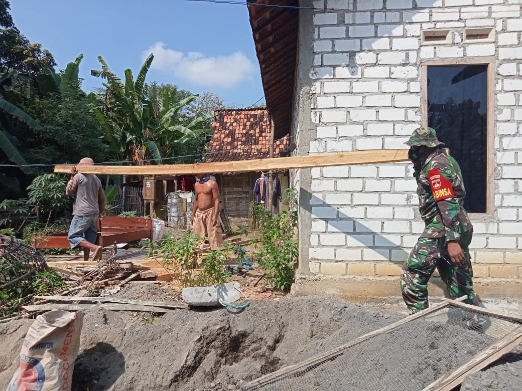 Berjibaku Bangun RTLH, Warga Dan Sagtas TMMD 111 Angkat Kayu Panjang 5 Meter.