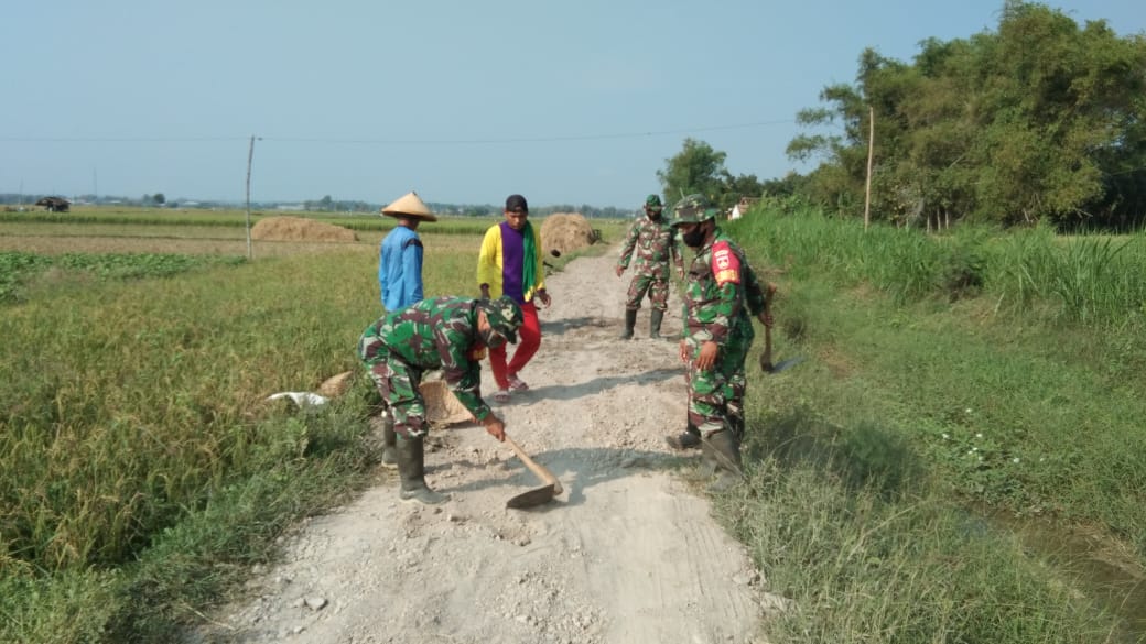 Penimbunan Jalan Penghubung di Desa Tamansari Penimbunan Jalan Penghubung di Desa Tamansari