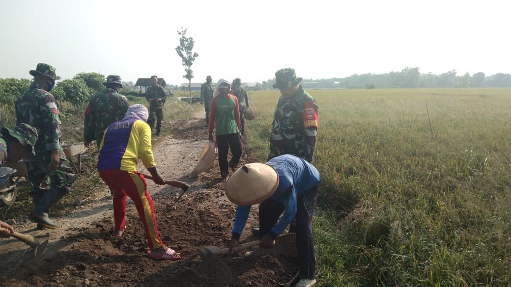 Kompaknya TNI  dan Warga  Dalam Pembutan Jalan