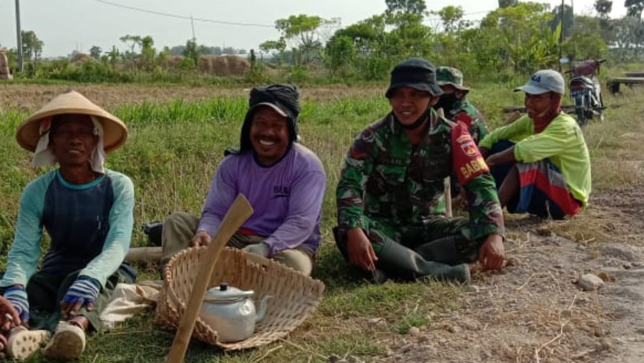 Senyummu, Bahagiaku, Kebersamaan  Anggota Satgas TMMD Dan Warga  Ditengah Terik Matahari