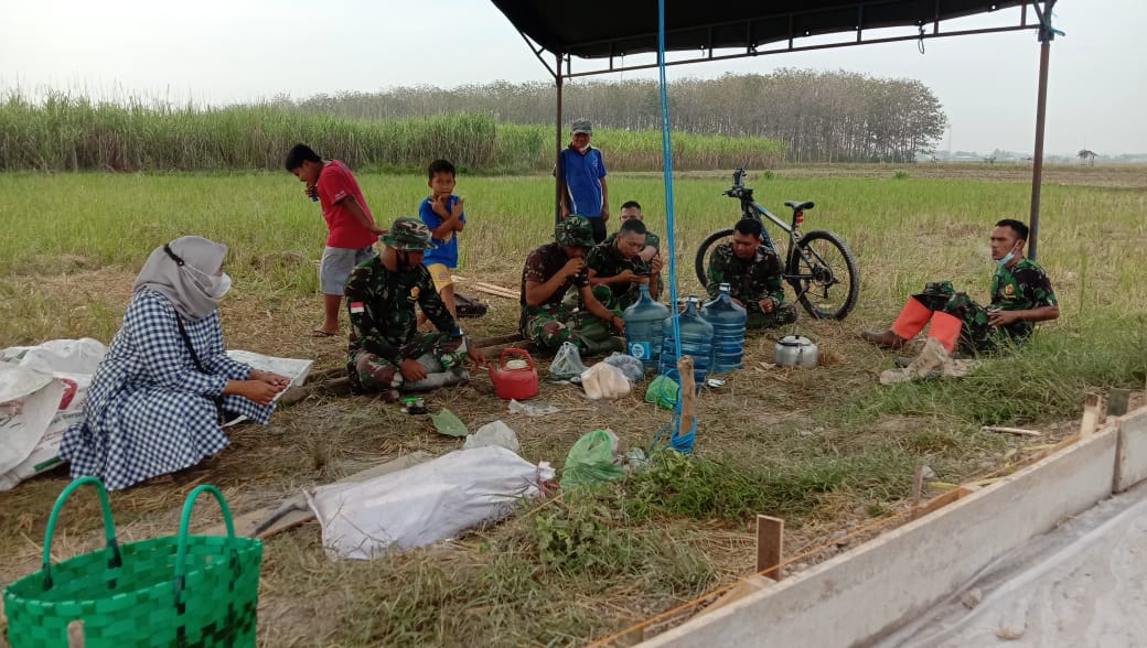 Bercengrama Ditengah Sawah Unyuk Menghilangkan Lelah