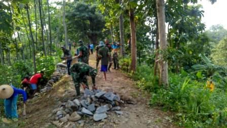 Semangat membara TNI dan Masyarakat membangun jalan di TMMD Reguler 111 Kodim Pati