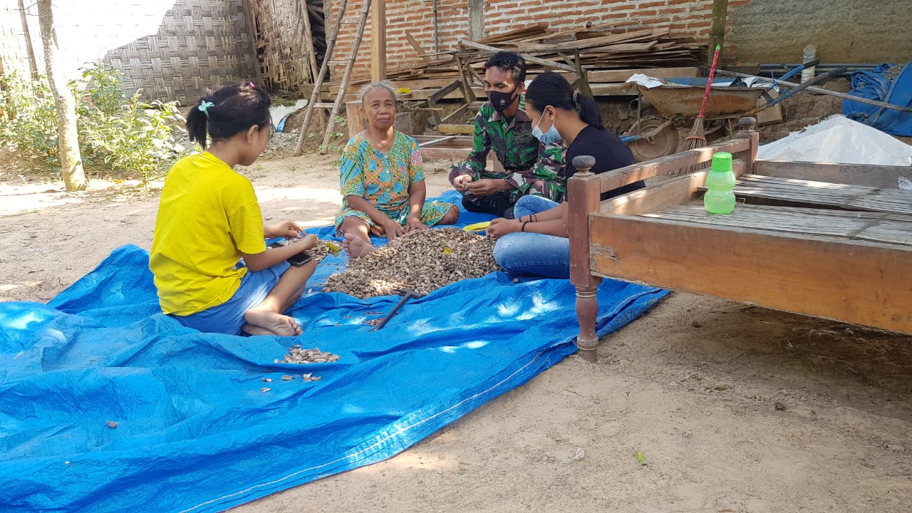 Menarik Cerita Mbah Yati Seorang Pengupas Kacang di Lokasi TMMD Reg. 111 Kodim Pati
