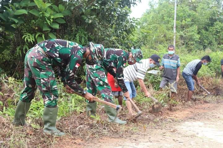 Satgas TMMD Reguler 111 Kodim Pati bersama  warga kebut pekerjaan di tahap Pra TMMD