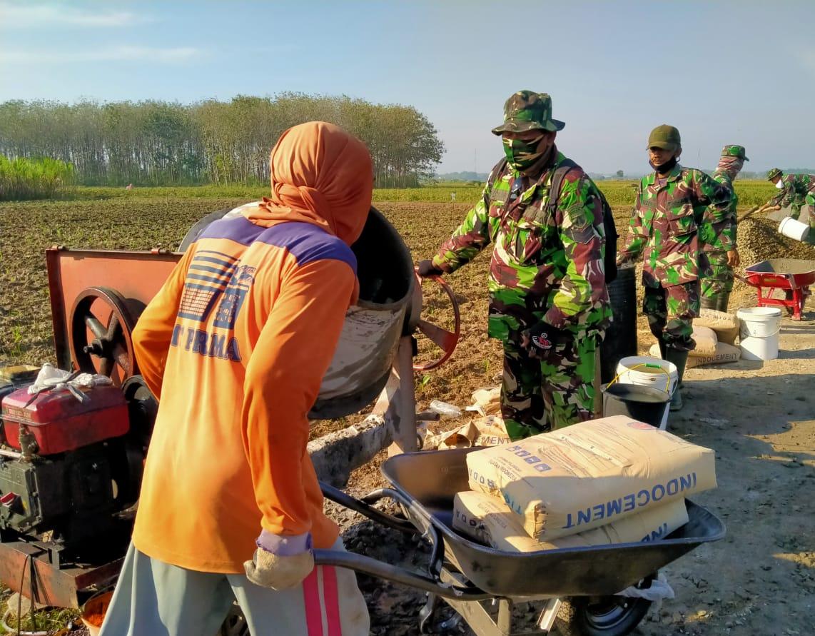 Satgas TMMD Kodim Pati Mahir Operasikan Mesin Molen Satgas TMMD Kodim Pati Mahir Operasikan Mesin Molen