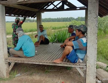 Anggota satgas TMMD melaksanakan komsos dengan masyarakat