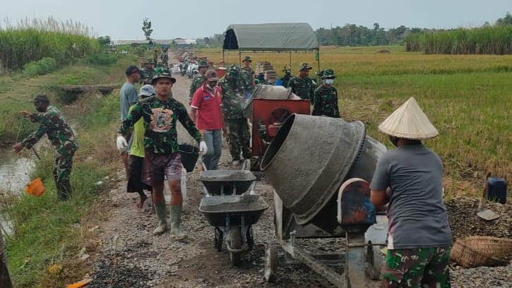 Satgas TMMD Dan Masyarakat Bergotong – royong Melaksanakan Kerja