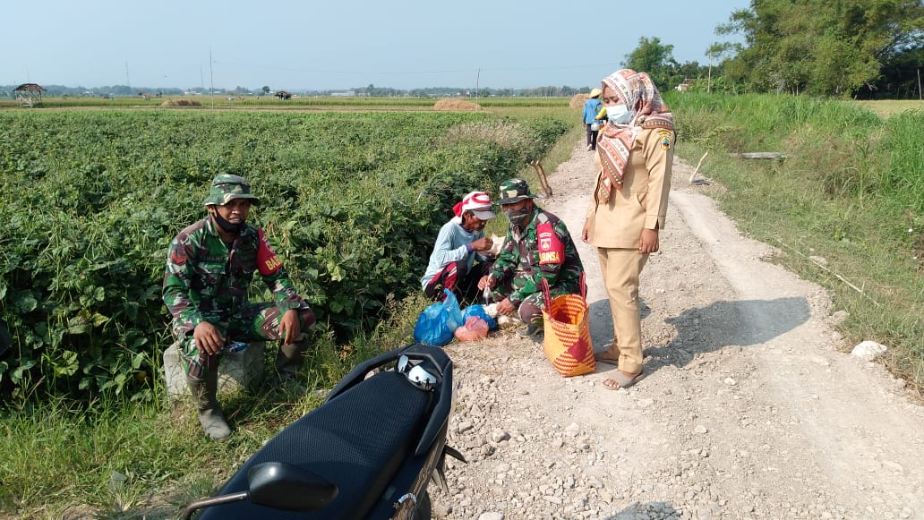 Srikandi Tamansasi Berikan Semangat Dengan Dukungan makanan Satgas Pra TMMD Srikandi Tamansasi Berikan Semangat Dengan Dukungan makanan Satgas Pra TMMD