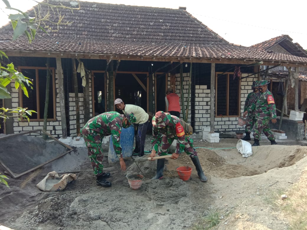 Rumah pak Suyat di Kebut Satgas TMMD Kodim Pati Dalam Pekerjaan