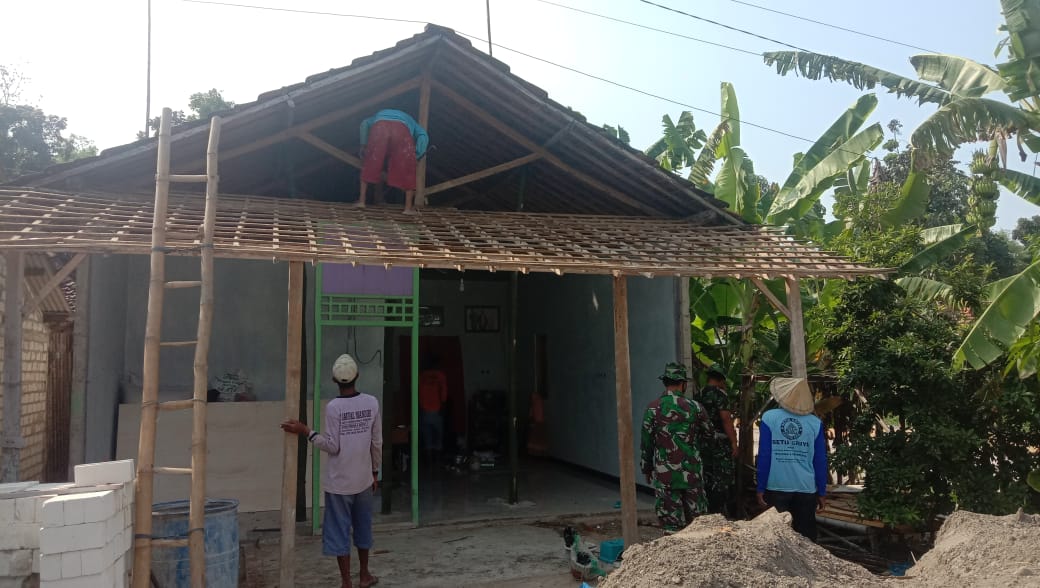 Satgas TMMD Turunkan Genteng Rumah Asmuri Siap DiBedah Satgas TMMD Turunkan Genteng Rumah Asmuri Siap DiBedah